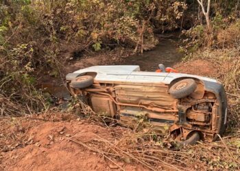Carro cai em córrego na Aguilhada, São Sebastião DF