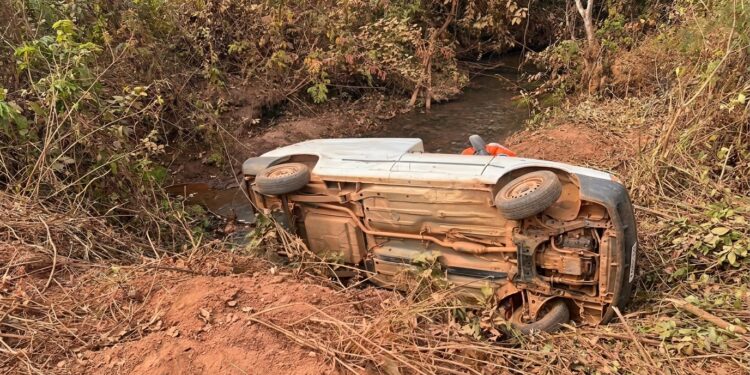 Carro cai em córrego na Aguilhada, São Sebastião DF