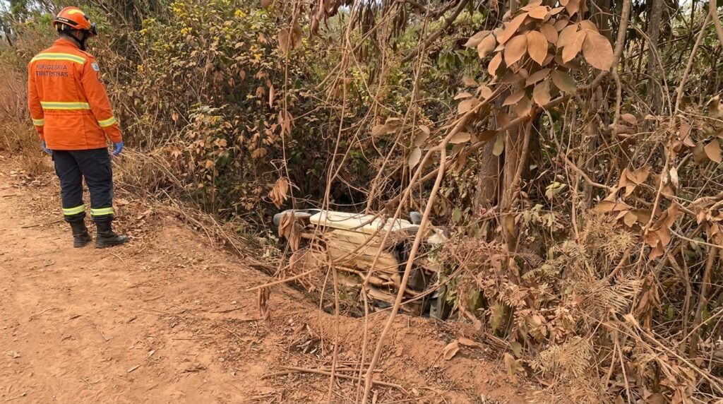 Carro cai em córrego na Aguilhada, Zona Rural de São Sebastião DF