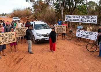 Moradores protestam e bloqueiam BR-251 por obras paralisadas