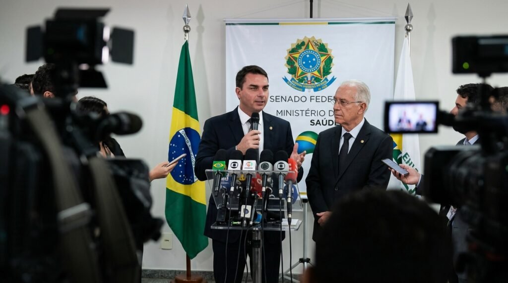 Flávio Bolsonaro indica Claudio Lottenberg para Ministério da Saúde